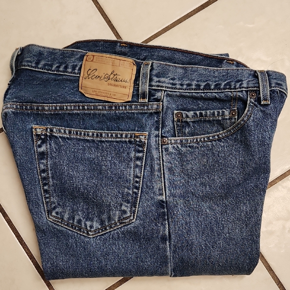 Like New Levi's Classic Blue Straight Jeans Timeless Style